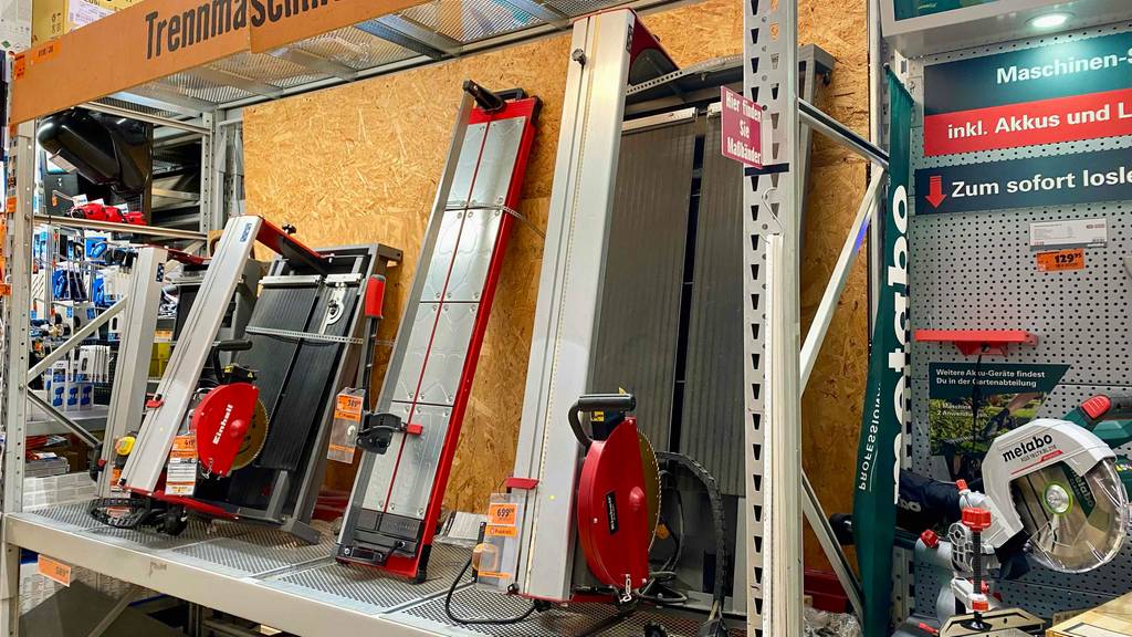 Steintrennmaschine getestet: mehrere Trennmaschinen in einem Geschäft ausgestellt.