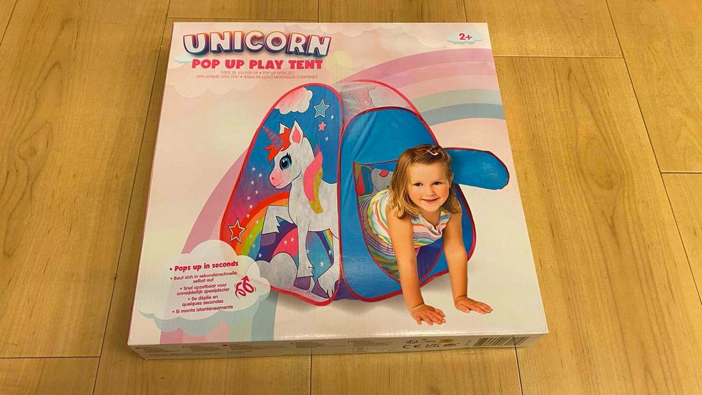 Getestetes Spielzelt liegt verpackt auf dem Boden.