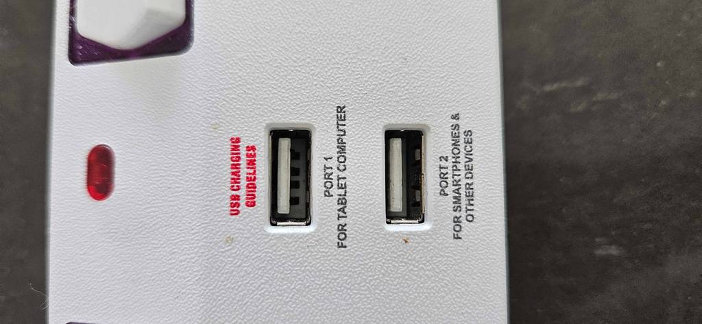 Steckdosenleiste (einzeln schaltbar) gestetest: Nahaufnahme USB-Ports.