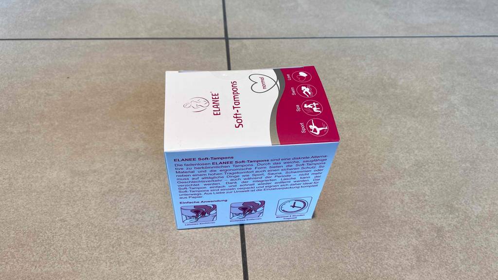 Soft-Tampons-Test: Verpackung von Soft-Tampons der Marke Elanee auf einem Fliesenboden liegend.