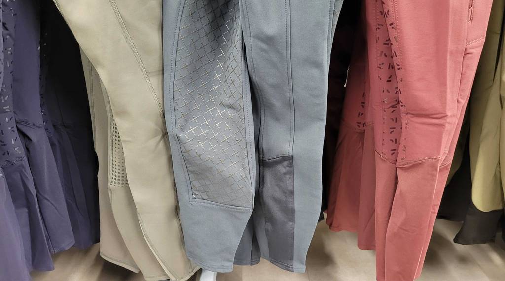 Die getestete Damen-Reithose mit Blick auf die gerippte Struktur.