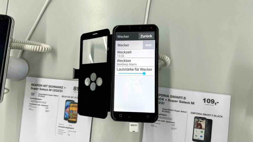 Das getestete Senioren-Smartphone, das sich im Wecker-Menü befindet.