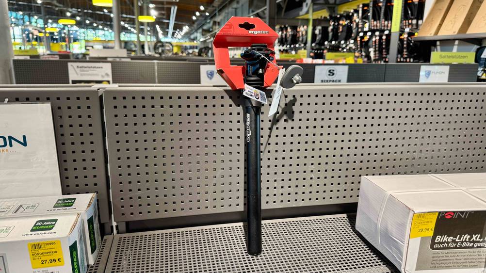 Die getestete Ergotec-Sattelstütze wurde aufrecht in ein Regal gestellt.