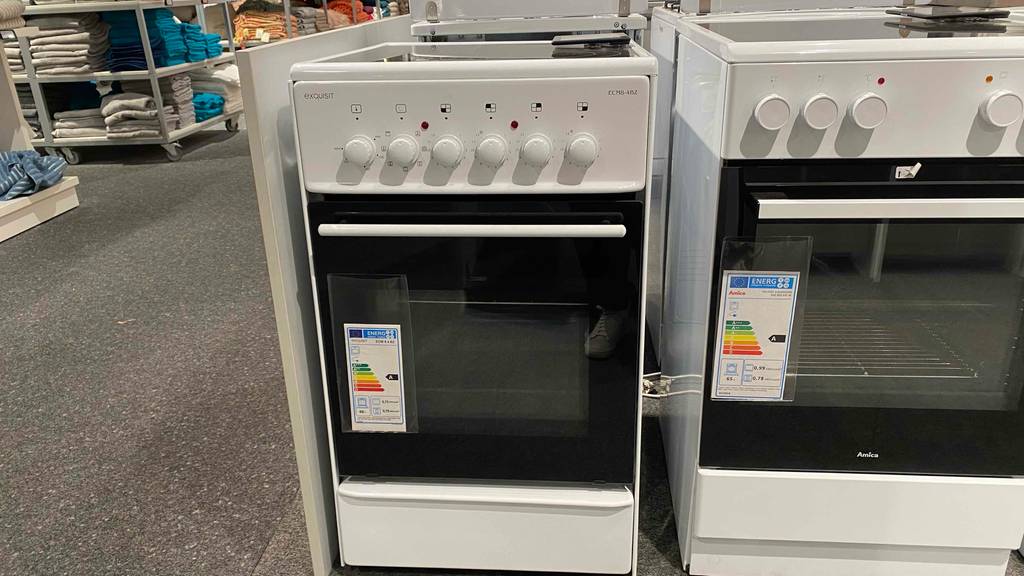 Standherd-50-cm-Test: ein Standherd von vorn ersichtlich, welcher in einem Geschäft ausgestellt ist.