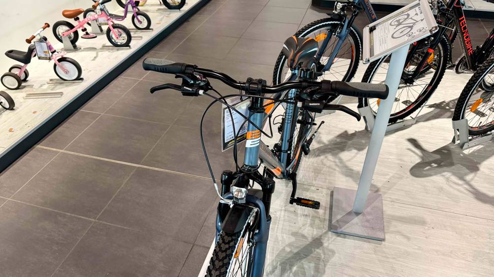 Der Lenker des getesteten Mountainbike bis 500 Euro im Fokus.
