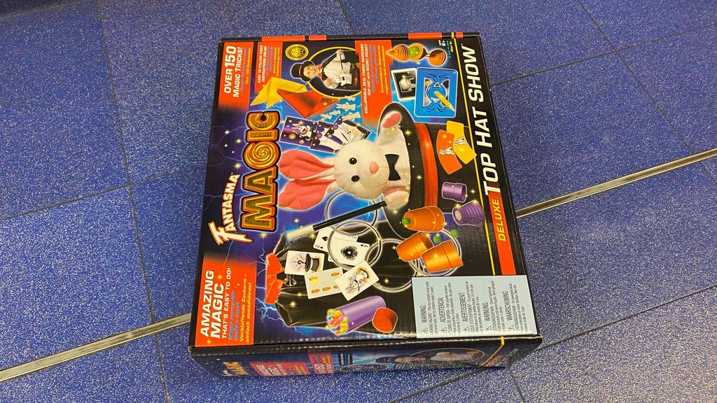 Zauberkasten getestet: Eine Packung liegt vertikal auf einem blauen Boden.