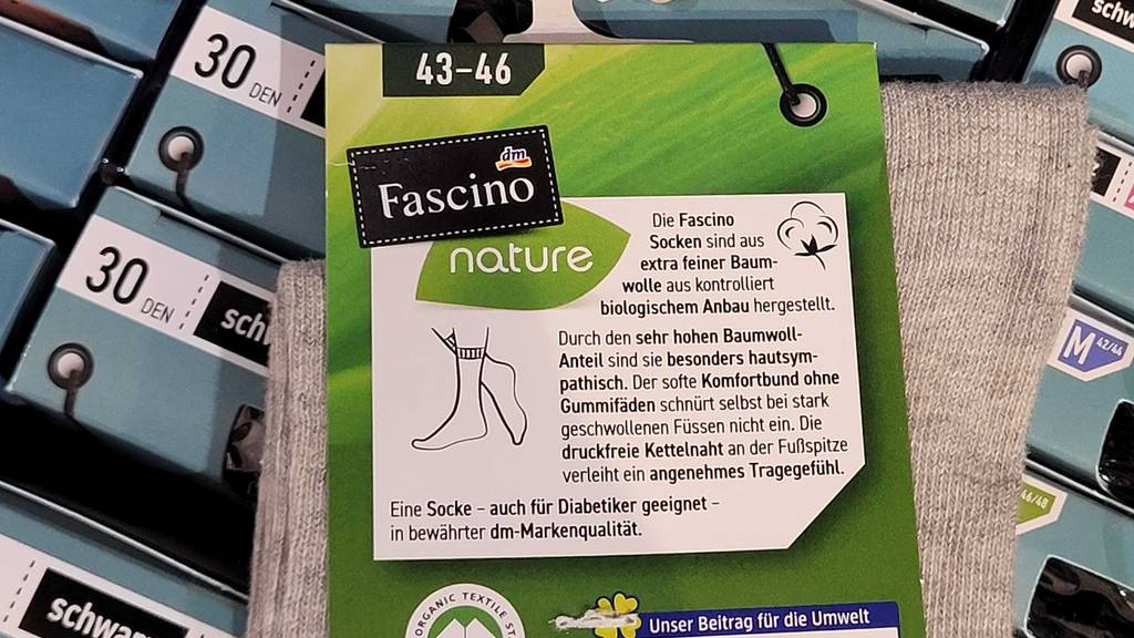 Rückseite des Etiketts der getesteten Diabetikersocken im Fokus, mit der Größe 43 - 46.