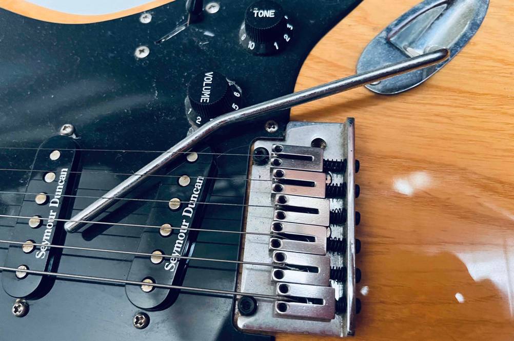 E-Gitarre getestet: Nahaufnahme des Steges.