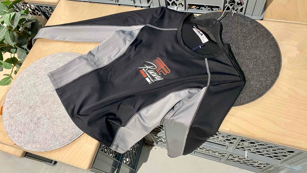 Kompressionsshirt für Damen im Test: ein Kompressionsshirt für Damen von Fila von vorn ersichtlich.