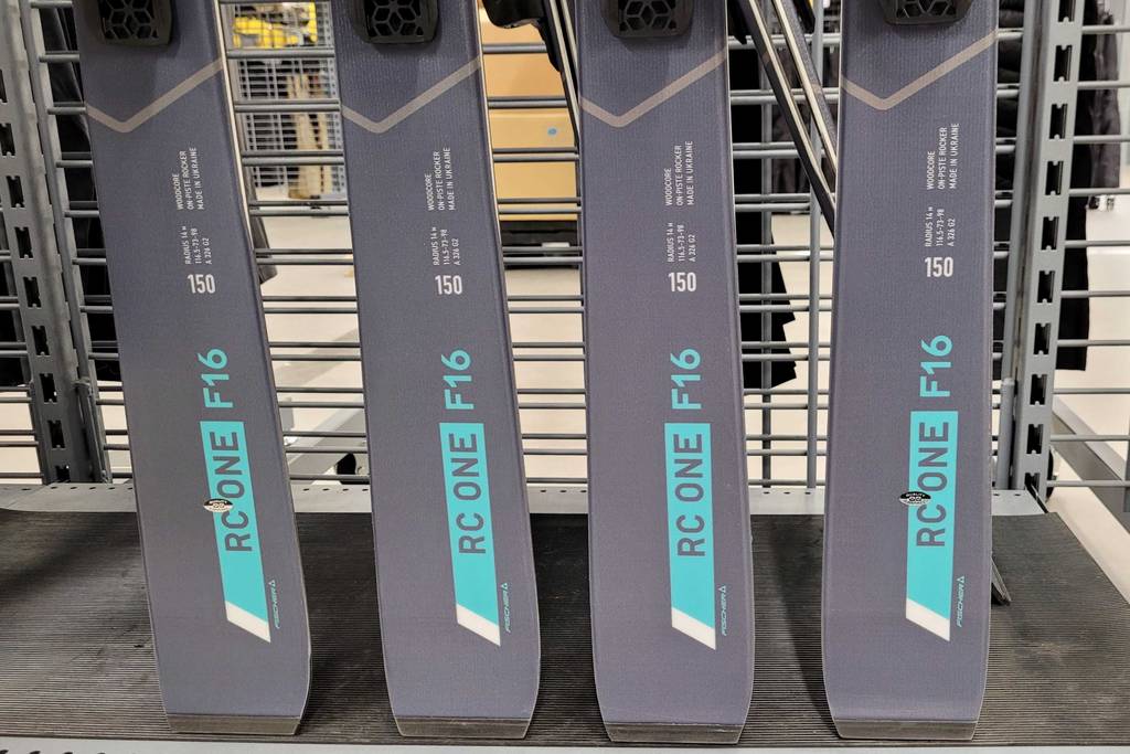 Ski getestet: untererer Teil von mehreren Ski nebeneinander ersichtlich.