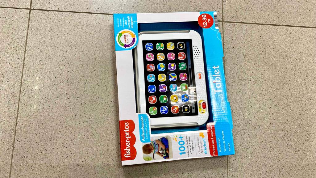 Kinder-Tablet im Test: eine Verpackung von Kinder-Tablet mit Produkt darin ersichtlich liegt auf einem Boden.