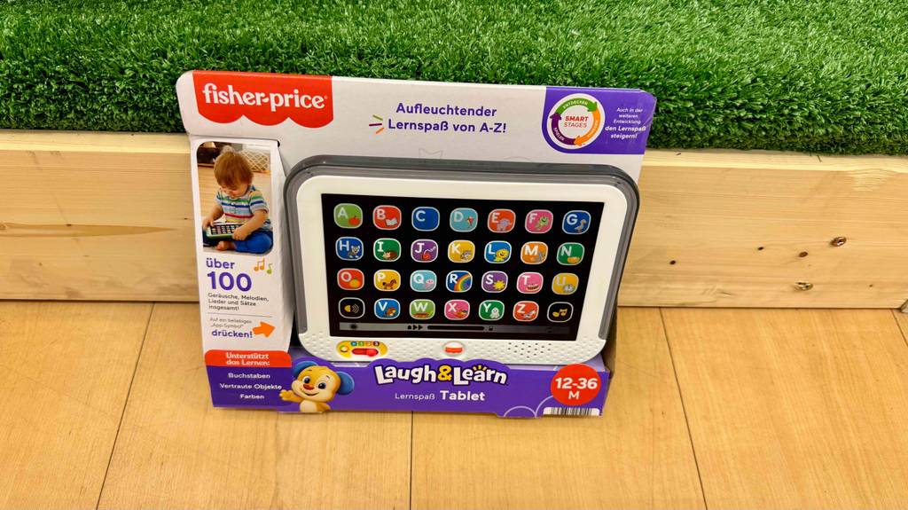 Lernspielzeug ab 1 Jahr-Test: Ein Lernspiekzeug in Form eines Tablets steht auf einer Holzfläche.