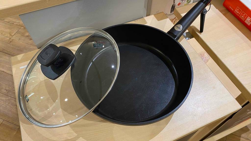 Im Test: Eine Fissler-Pfanne von oben, der Deckel lehnt leicht an der Pfanne.