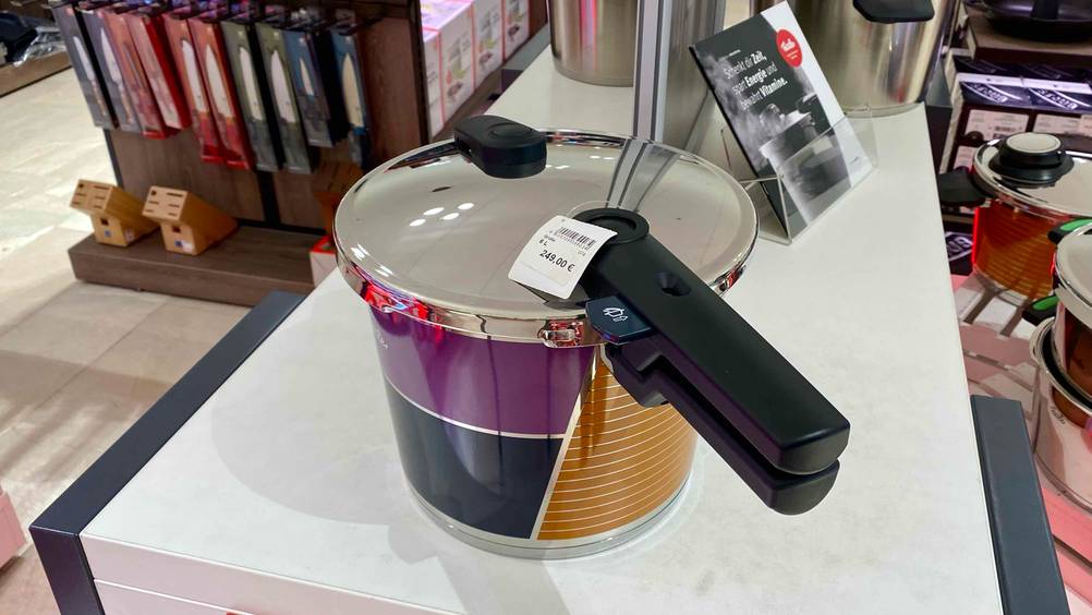 Schnellkochtopf-6-Liter getestet: Ein Schnellkochtopf mit schwarzem Griff ist in einem Geschäft platziert.