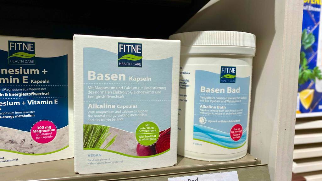 Basenbad getestet: Basenbad steht in einem Regal neben Basen-Kapseln.