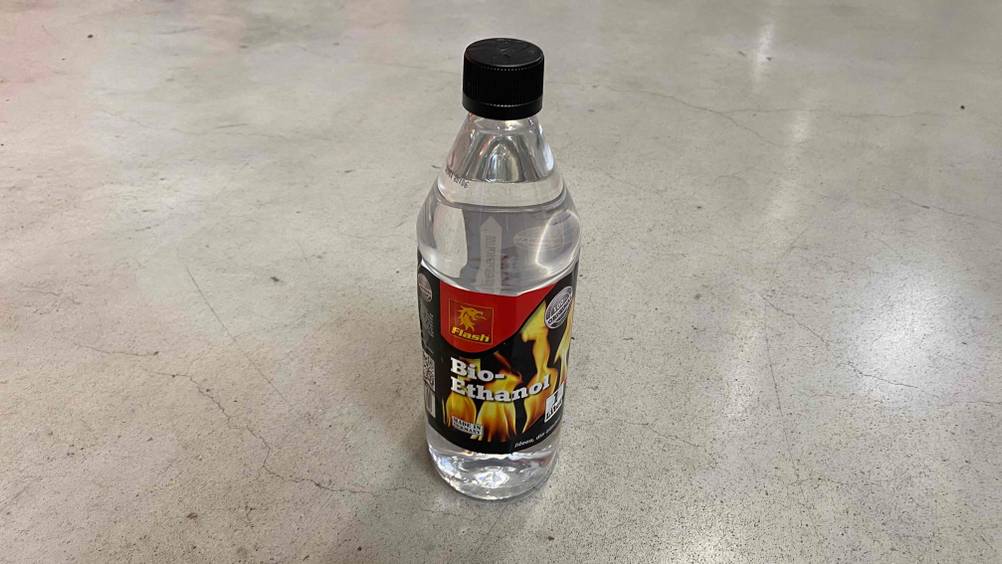 Bioethanol getestet: Eine Flasche steht auf einem Steinboden