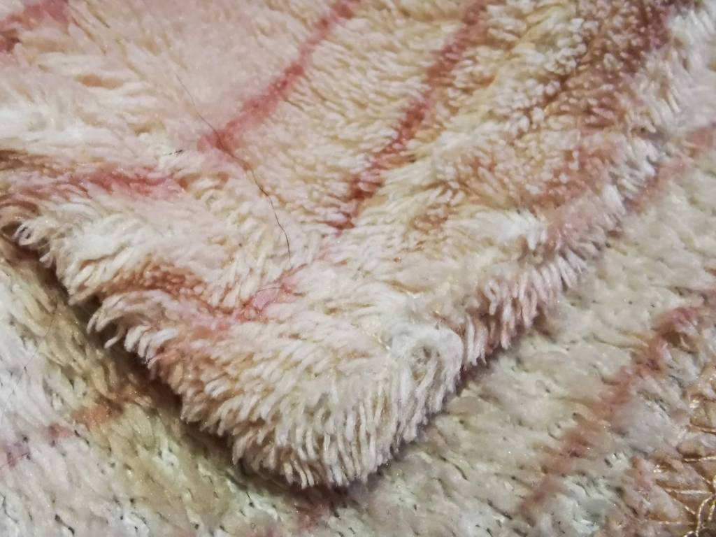Nahaufnahme des Materials einer getesteten Fleecedecke.