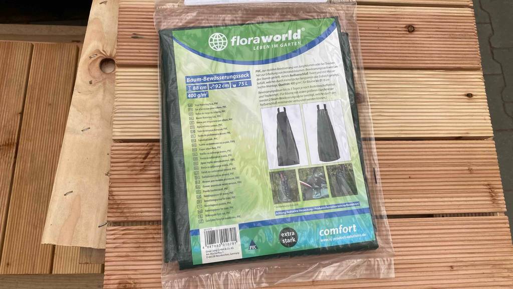 Baumbewässerungssack im Test: eine Packung Baumbewässerungssack liegt auf Klickfliesen.