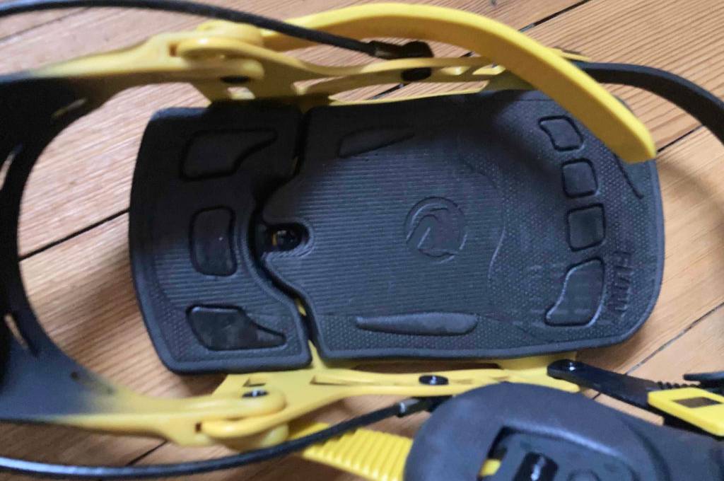 Im Test: Eine Snowboard-Bindung von oben auf den Fußteil.