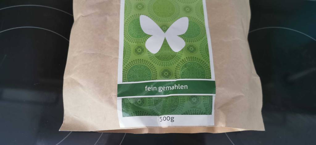 Eine Packung getestetes Gerstengras in Nahaufnahme auf Gewichtsangabe.