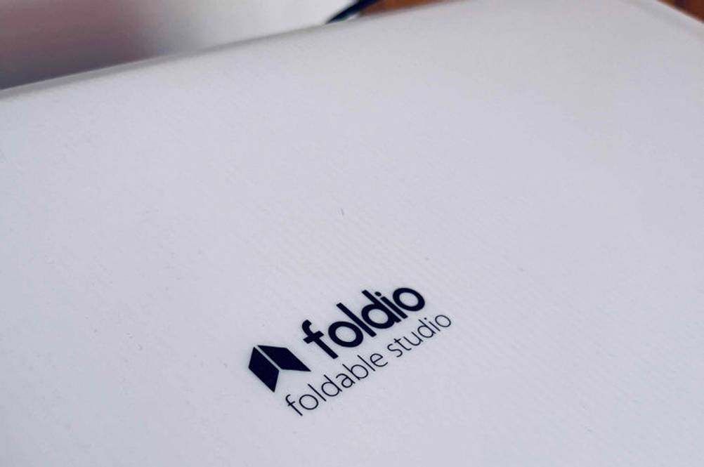 Im Test: Nahaufnahme Logo eines Fotostudio-Sets.