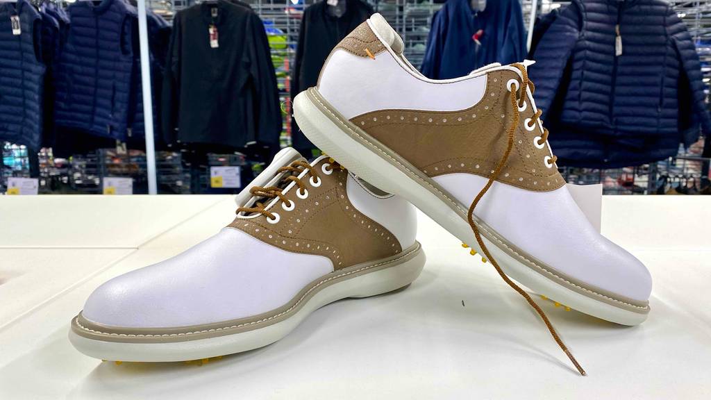 Golfschuh-Test: ein Paar Golfschuhe übereeinander gestellt.