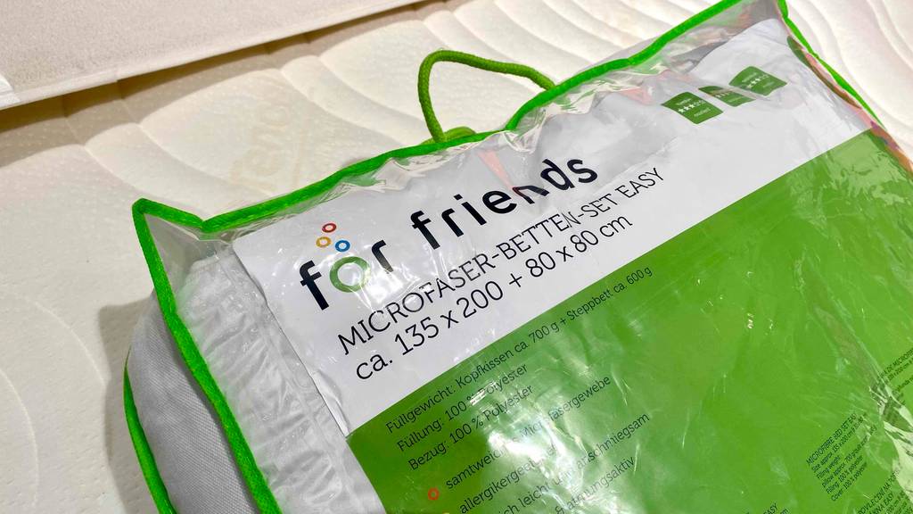 Microfaser-Bettdecke getestet: Nahaufnahme des Logos auf dem Label der Verpackung.