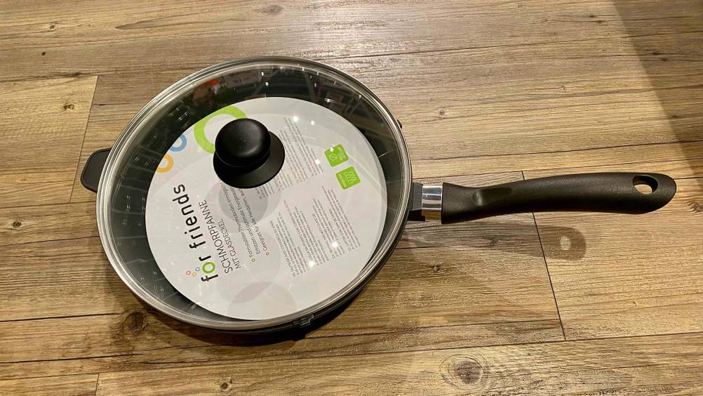 Schmorpfanne-mit-Deckel im Test: eine Schmorpfanne mit einem Deckel darauf ersichtlich.