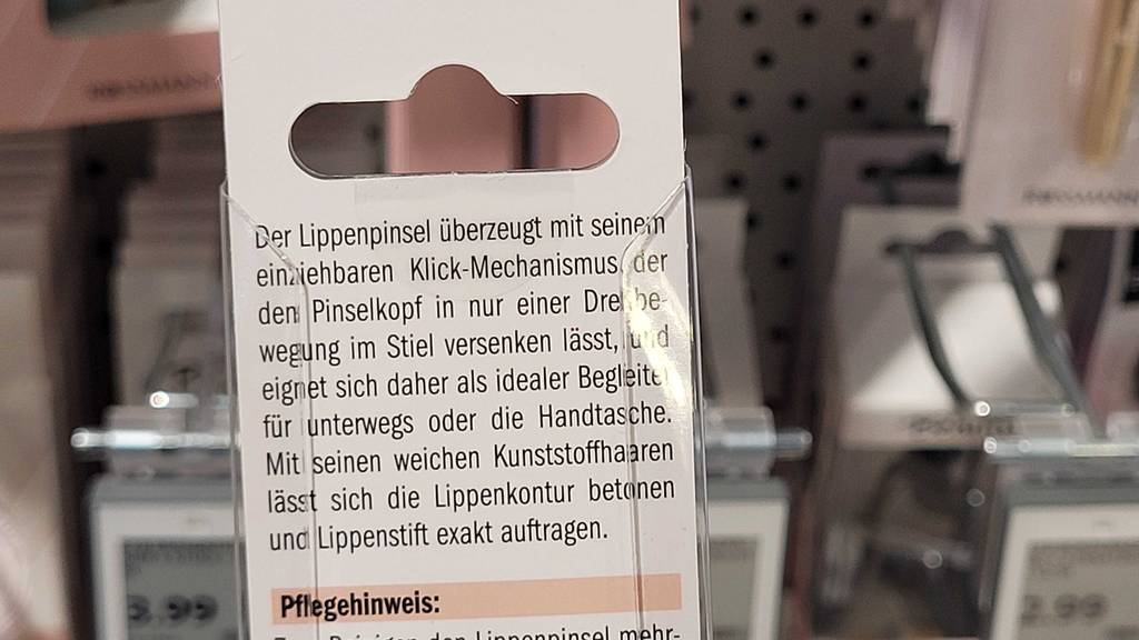 Verpackungsrückseite des getesteten Lippenpinsels mit Hinweisen zum Produkt.