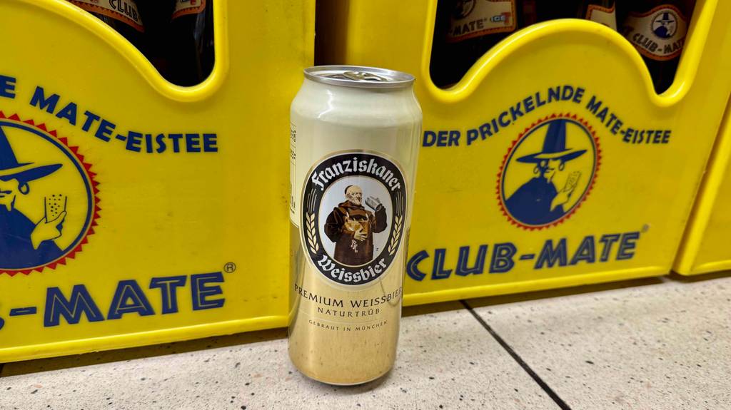Test: Eine Dose deutsches Bier steht vor Getränkekisten.