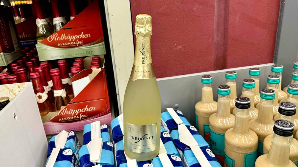 Eine Flasche Freixenet-Sekt der getestet wurde steht auf Getränkepackungen.