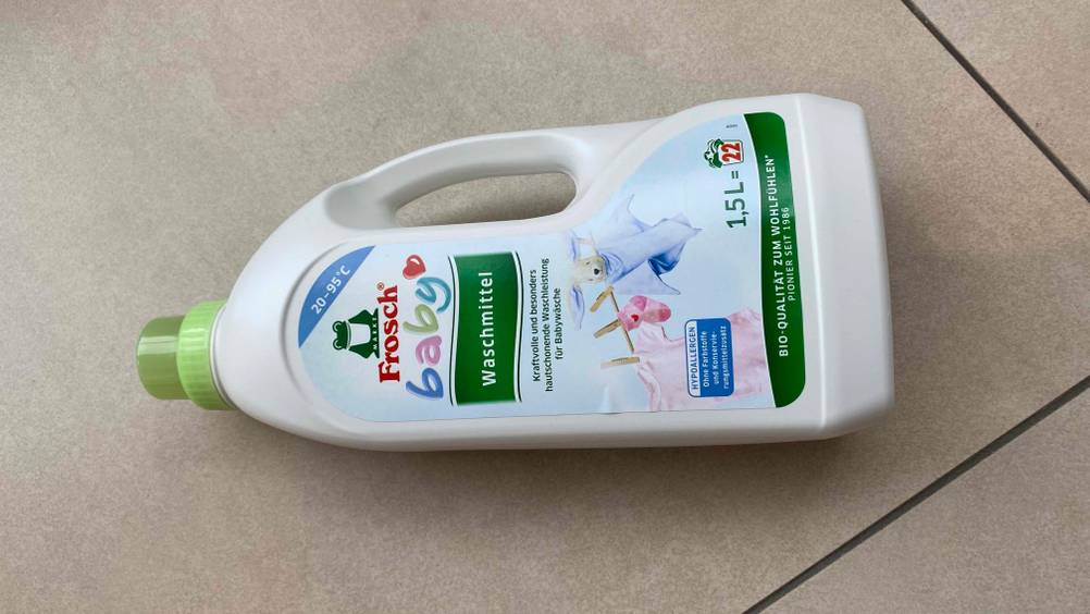 Baby Waschmittel getestet: Eine Flasche Waschmittel liegt horizontal auf einer Fließenoberfläche