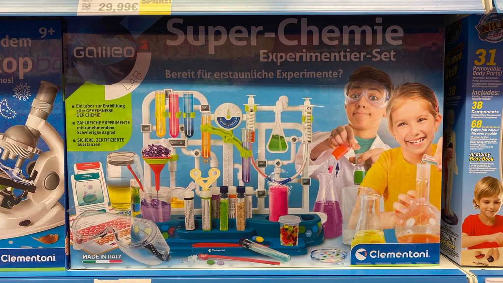 Chemiebaukasten getestet: Ein Baukasten im Regal stehend.
