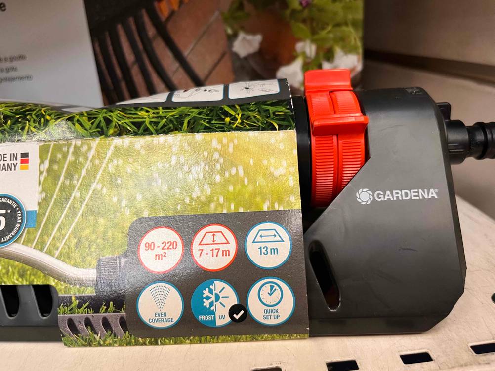 Nahaufnahme vom getesteten Rasensprenger der Marke Gardena