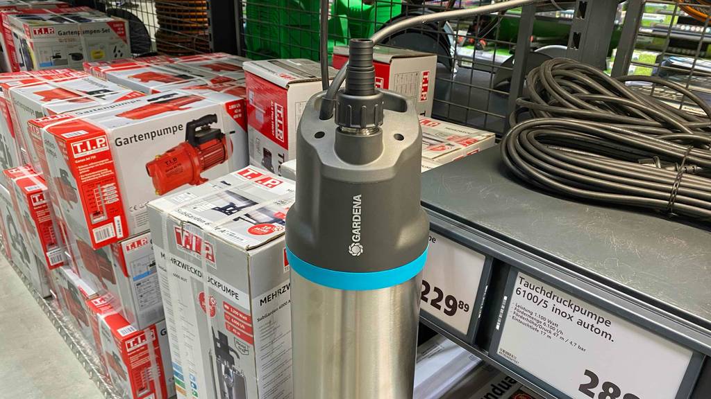 Tauchdruckpumpe-Test: eine Tauchdruckpumpe von vorn mit angeschlossenem Anschluss.