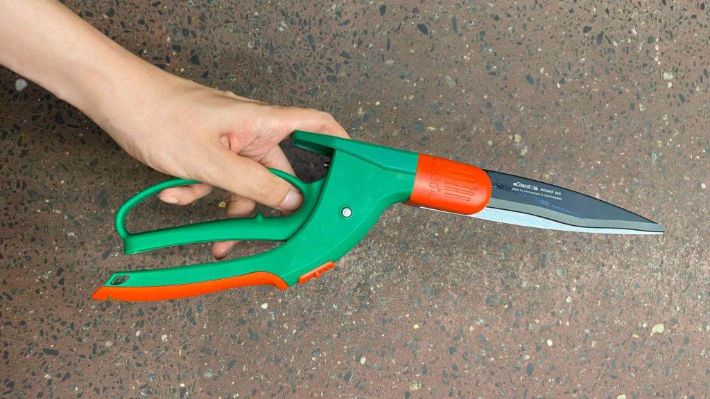Getestete Grasschere wird in der Hand gehalten