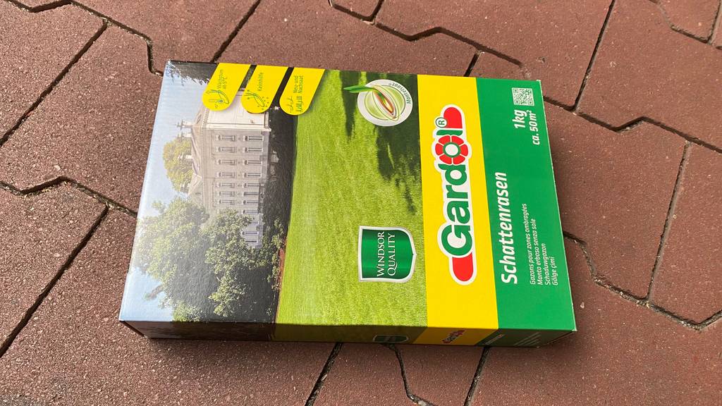 Eine Packung getester Schattenrasen liegt horizontal auf einem Steinboden.