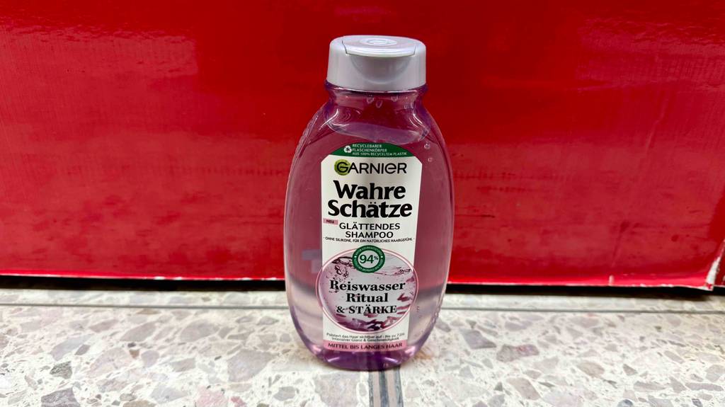 Test: glättendes-Shampoo steht vor einer roten Wand, der Marke garnier.