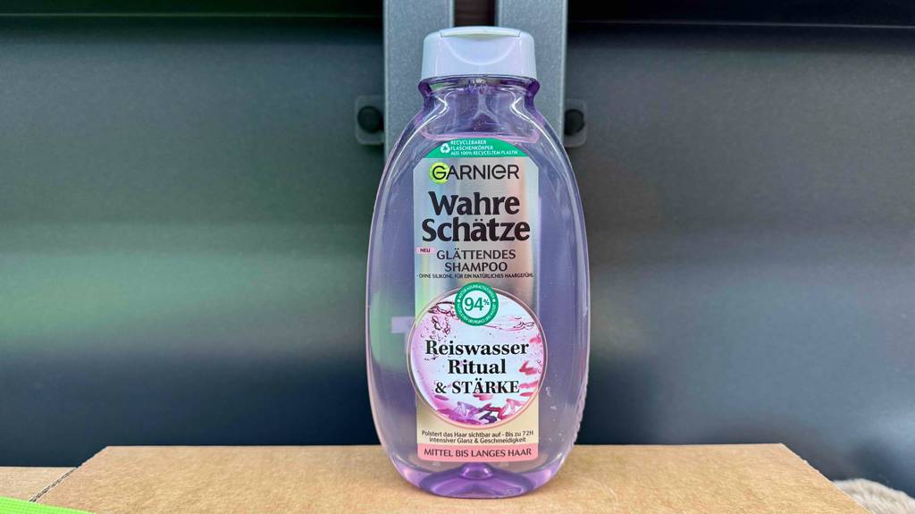 Das getestete glättende-Shampoo mit der Verpackungsvorderseite ersichtlich.