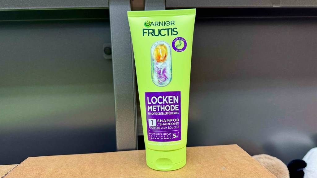 Das getestete Locken-Shampoo der Marke Garnier von vorn ersichtlich.