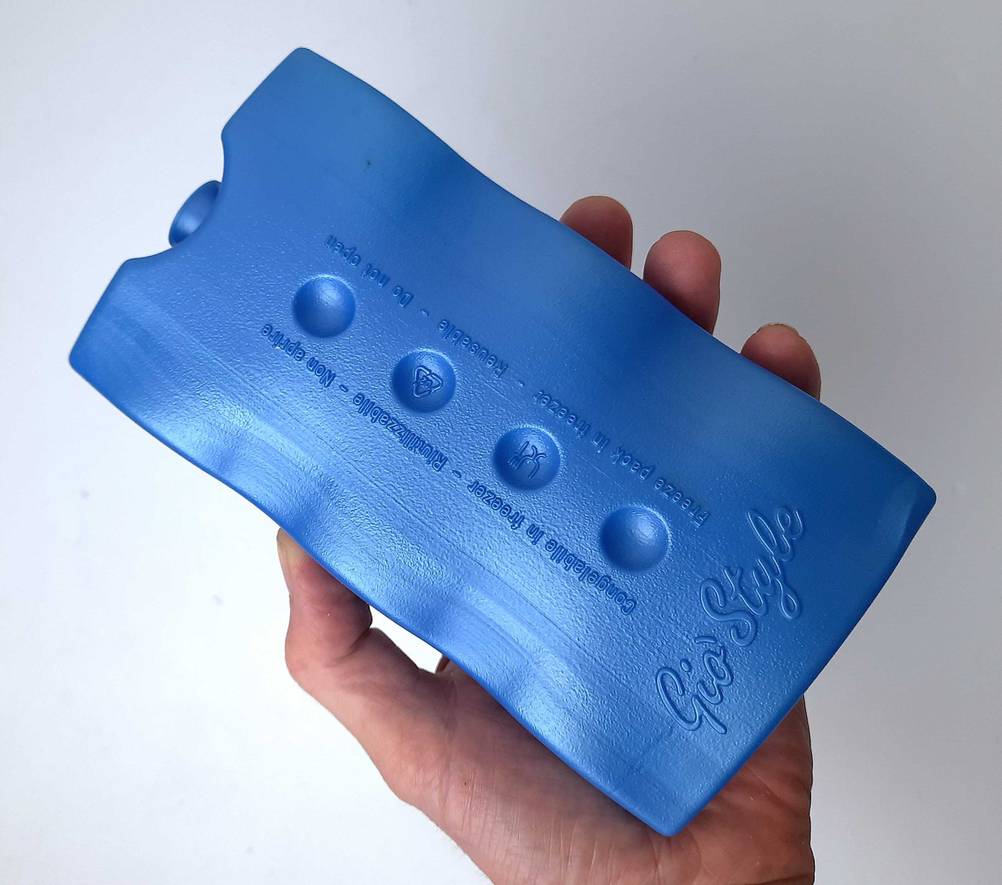 Der getestete Gel-Kühlakku wird in der Hand gehalten.