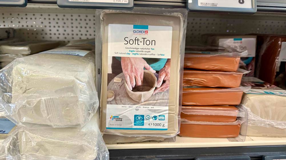 Soft-Ton-Test: Mehrere Packungen Soft-Ton befinden sich in einem Regal.