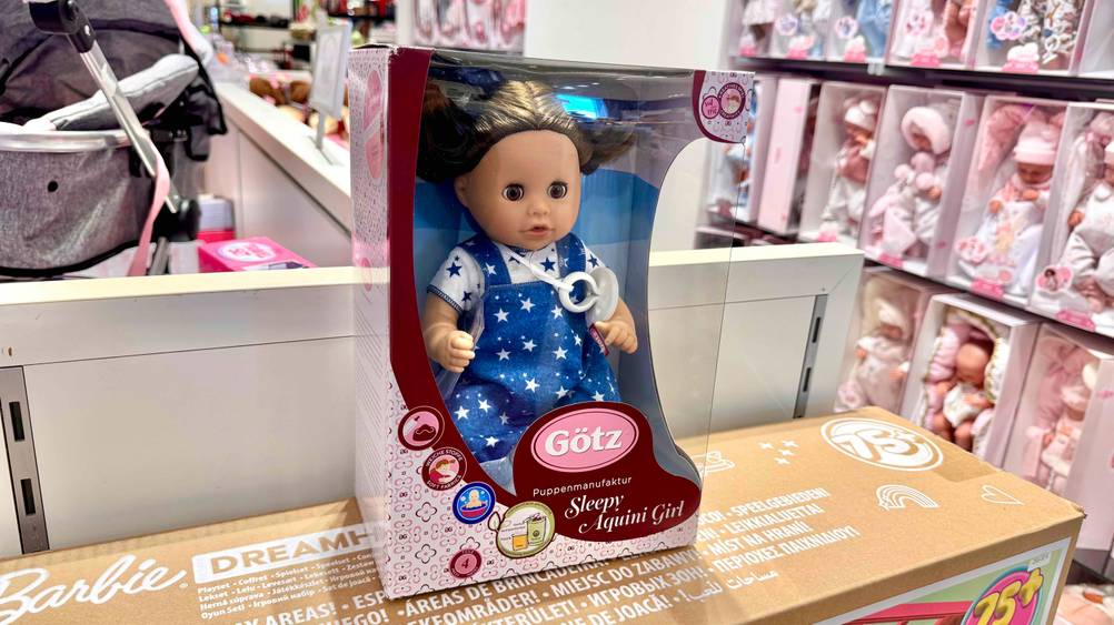 Die Götz-Puppe, die getestet wurde, steht in einem Geschäft.