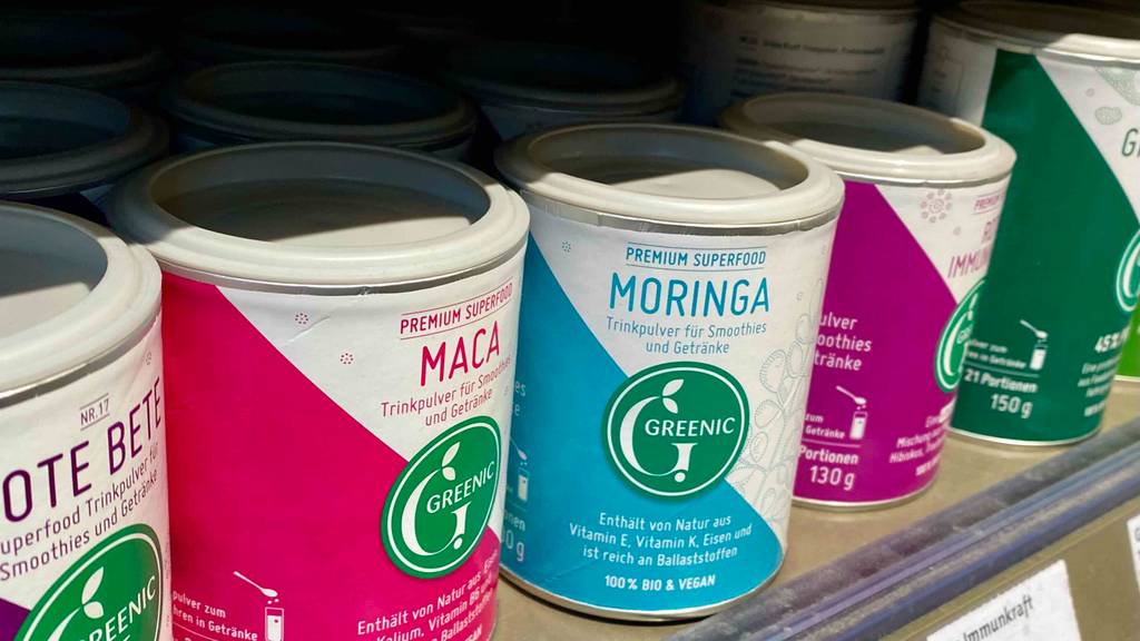 Morigna-Pulver-Test: Morigna-Pulver in einem Regal neben anderen Produkten stehend.