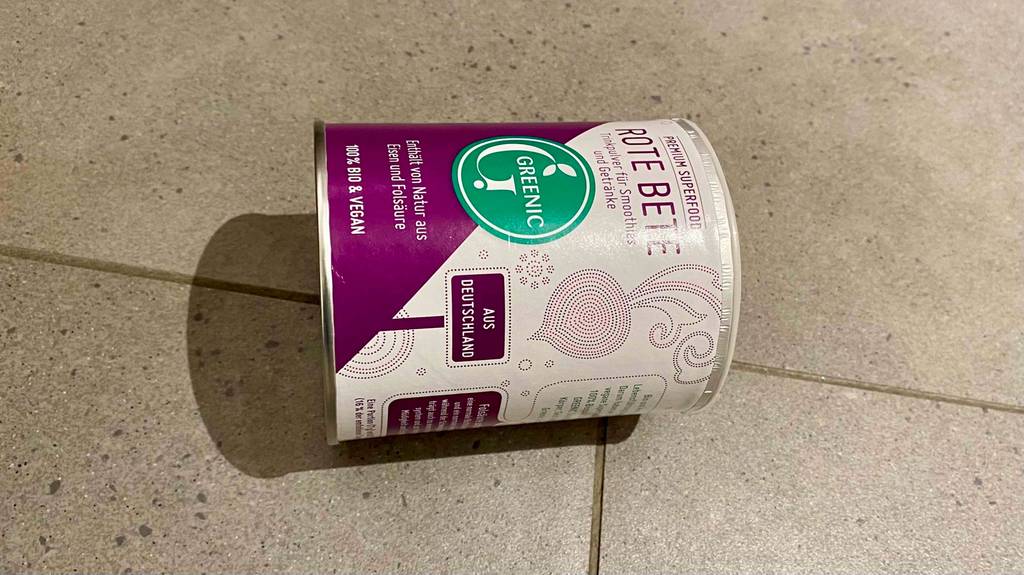 Rote-Beete-Pulver getestet: Eine Dose liegt horizontal auf einer Fließenoberfläche.
