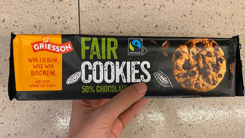 Getestete Cookies in der Hand gehalten über eine weiße Fläche