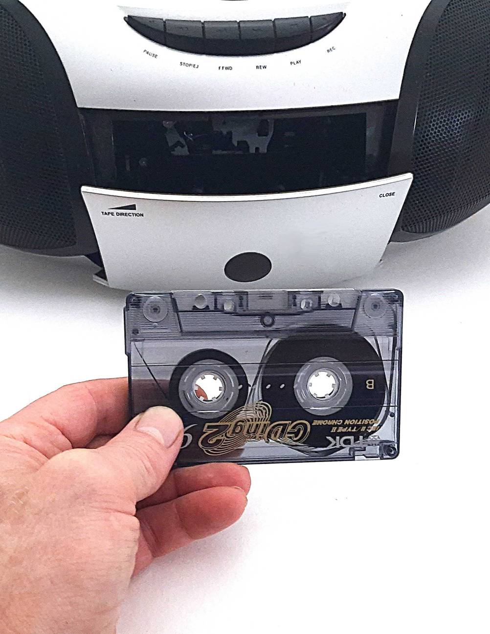 Die Kassette wird vor dem getesteten Kassettenrecorder gehalten.