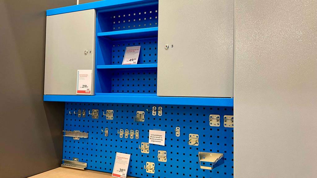 Werkzeugwand im Test: eine gesamte Werkzeugwand mit abschließbaren Schränken mit Preisschildern ersichtlich.