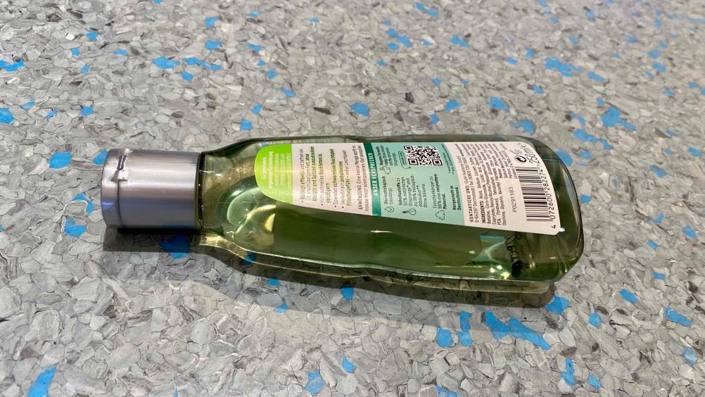 Guhl-Shampoo getestet: Rückseite einer Flasche auf einem grauen Boden.