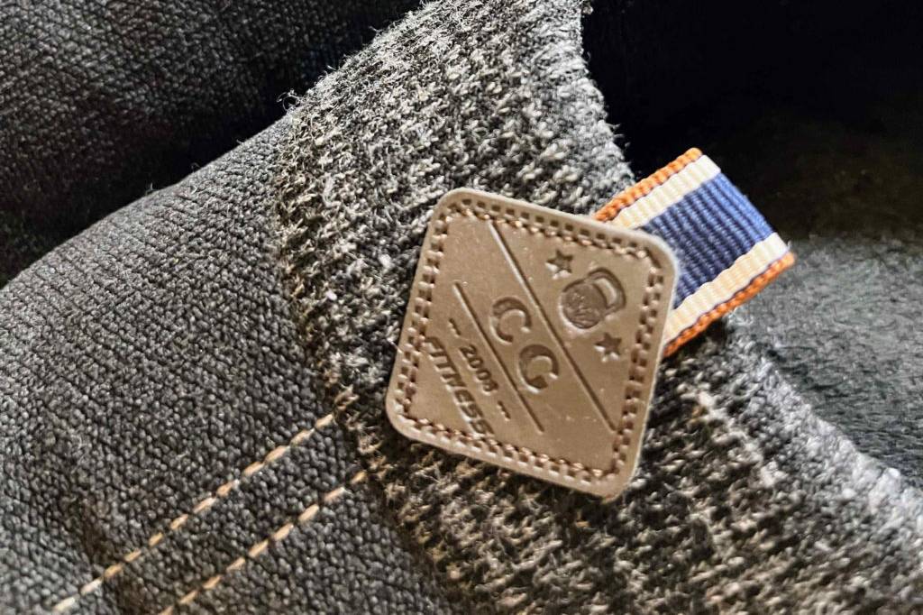 Hausschuhe Herren im Test: Detailaufnahme der Schuhe mit Logo